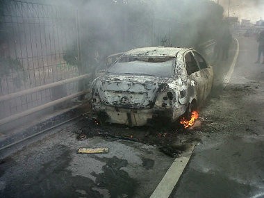 Taksi Terbakar di Tol Cawang, Lalin Tersendat