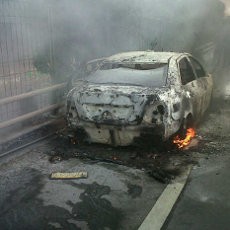 Taksi Terbakar di Tol Cawang, Lalin Tersendat