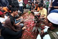 Para pelayat berdoa di sekitar makam Lazuardi.