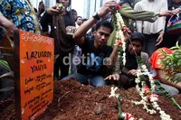 Suasana duka mengiringi pemakaman Lazuardi.