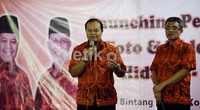 Hidayat dan Didik membuka secara resmi acara tersebut dengan memegang topeng masing-masing dan didampingi oleh beberapa peserta.