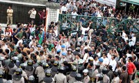 Sejak pagi, ratusan karyawan dan civitas mahasiswa kompak bertahan.