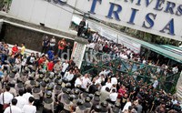 Ratusan polisi yang melihat gelagat tidak kondusif lalu meminta eksekutor balik kanan.