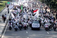 Ratusan massa dari Forum Umat Islam saat berpawai yang sebagian besar tanpa helm, menolak Lady Gaga, Jumat pekan kemarin. Tidak hanya menolak, FUI juga mengancam secara fisik akan membakar stadion kebanggaan Indonesia, Gelora Bung Karno. Stadion GBK kita jadikan lautan api; kata FUI.