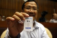 Bambang salah calon calon pesawat sukhoi nass yang tak jadi naik memperlihatkan bording passnya saat rapat dengan Komisi V DPR RI. (Ramses/detikcom)