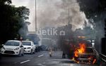 Taksi Terbakar di Tol Cawang