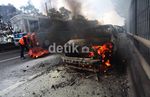 Taksi Terbakar di Tol Cawang