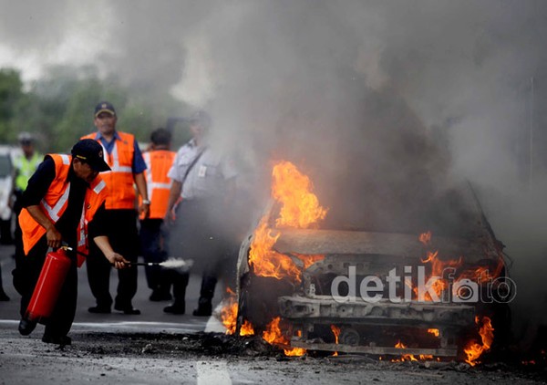 Taksi Terbakar di Tol Cawang
