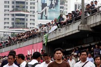 Warga menonton upaya eksekusi yang gagal dilakukan. Kasus ini bermula dari sengketa pemilik yayasan dengan rektorat.