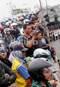 Versi yayasan, pihaknya sudah berhak mengambil alih karena telah menang di level kasasi. Sebaliknya, menurut pihak yang bertahan, eksekusi kasus perdata tidak perlu dilakukan dan menyalahi hukum.