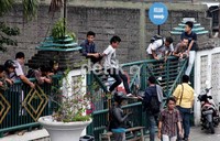 Sebagian mahasiswa terpaksa melompat pagar karena ditutup untuk menghalangi upaya eksekusi.