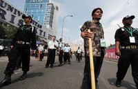 Massa menghalau para eksekutor dengan menutup pintu gerbang, membentangkan berbagai spanduk penolakan, membawa pentungan serta sound system untuk membakar semangat.