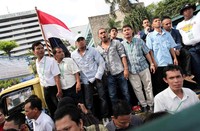 Massa menghalau para eksekutor dengan menutup pintu gerbang.