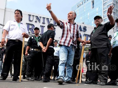 Pentungan & Lempar Batu, Kampus Trisakti Tegang
