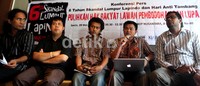 Dari (ki-ka) Andrie Wijaya (Jatam), Ucok (Fitra), Ilhas (Walhi), Halim (Kiara) dan Hariz (Kontras).