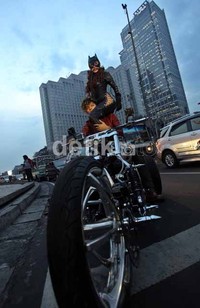Ditengah padatnya lalu lintas di Bundaran HI, ia pun beraksi di atas motor gedenya.