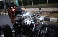 Dewi yang memang senang berpose seksi juga menunjukan pose seksinya di atas motor besarnya.