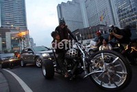 Aksi Dewi persik itu cukup menyita perhatian masyarakat yang melintas di bundaran HI.