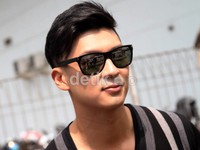 Tim tampak ganteng berkacamata hitam. Gusmun/detikHot.