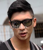 Tim Hwang Ganteng Berkacamata Hitam