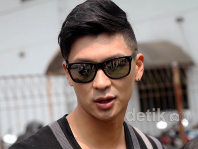 Tim Hwang Ganteng Berkacamata Hitam