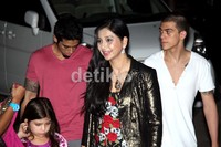 Ayu menemani Axel dan Sean dalam sebuah festival musik. Istri mantan vokalis band White Lion, Mike Tramp itu juga mengaku terkejut dengan terjunnya kedua anak itu ke dunia musik. Jenas/detikHot.