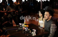 Pelantun Hip Hip Hura itu mengatakan, menjadi produser adalah pengalaman pertama baginya. Makanya, ia mengaku deg-degan sampai membuatnya tak bisa tidur. Herianto Batubara/detikHot.