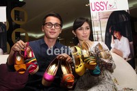 Ditemani sang suami, Ussy merilis produk sepatunya di Pasaraya, Blok M, Jakarta Selatan, Senin (28/5/2012). Gus Mun/detikcom.