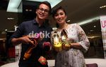 Ussy Memamerkan Produk Sepatunya