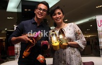 Ditemani sang suami, Ussy merilis produk sepatunya di Pasaraya, Blok M, Jakarta Selatan, Senin (28/5/2012). Gus Mun/detikcom.