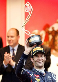 Mark Webber mengangkat trofi dari atas podium. Reuters/Max Rossi.