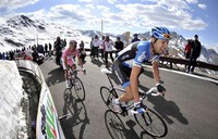 Ryder Hesjedal dan Joaquin Rodriguez memacu sepedanya dalam kejuaraan balap sepeda Giro dItalia 2012. Reuters/Daniele Badolato/Pool.