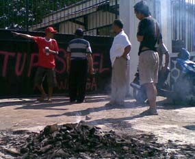 Cemari Sungai, Pabrik Batu Hias Disegel Warga