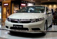 Berkelir putih, Honda New Civic didatangkan langsung dari Thailand. Gayanya sudah berbeda dari yang model lama, malah styling nya terlihat seperti Accord. Dadan/detikOto.