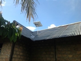 Menteri PDT Berikan Perangkat Solar Cell ke Masyarakat Pedalaman Papua