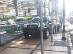 Trotoar Bukan untuk Parkir Mobil