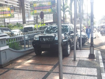 Trotoar Bukan untuk Parkir Mobil