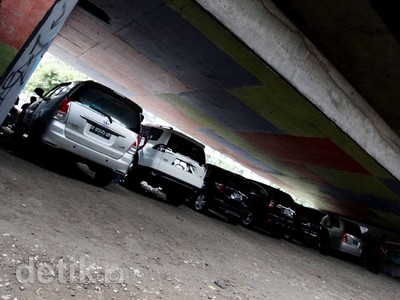 Mobil Tumbuh Bebas, Kolong Jadi Area Parkir