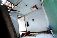 Salah satu putra almarhum Abdul Kadir tidur dengan beralaskan kardus di rumahnya di Perumahan Bumi Satria Kencana, Bekasi, Jawa Barat. Himpitan ekonomi yang berkepanjangan membuat keluarga ini mengandalkan hidup dari belas kasihan orang.