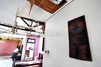 Rumah almarhum Abdul Kadir rusak parah. Atap rumah berlubang di sana sini.