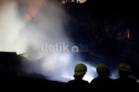Petugas pemadam menduga api berasal dari atur pendek listrik di rumah kuno tersebut.
