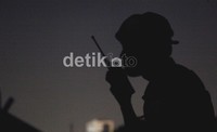 Petugas pemadam kebakaran berkordinasi untuk terus memadamkan api.