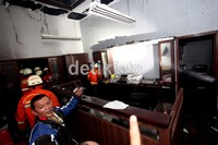 Petugas pemadam berhasil menguasai api sekitar 30 menit setelah api berkobar.