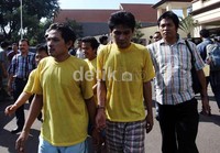 Dengan tangan diborgol, para tersangka digelandang di Mapolres Jakarta Utara, Selasa (29/5/2012).