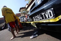 Barang bukti mobil dan motor dipasangi garis polisi.