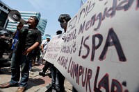 Saat ini, karena pemerintah menganggap lumpur Lapindo sebagai bencana nasional, APBN turut membayar ganti rugi tersebut. Menurut para aktivis, ganti rugi harus dipikul penuh swasta. APBN tidak perlu menalangi kerugian Lapindo dalam kasus lumpur tersebut.