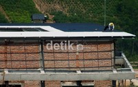 Namun terlihat proyek ini masih dikerjakan. Tampak seorang pekerja tengah memasang atap gedung, Selasa (29/5). Budi Alimuddin/detikcom.