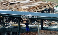 Saat ini pembangunan sport center di Bukit Hambalang, Bogor, Jawa Barat, dihentikan sementara setelah ambles. Budi Alimuddin/detikcom.