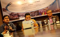 Agus Herta bersama peneliti The Jakarta Institute Ubaidilah (tengah) dan Deputi Ilmu Sosial LPPM Unas Firdaus Syam saat mengkritik berbagai hasil survei Pilkada DKI Jakarta.