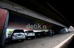 Mobil Tumbuh Bebas, Kolong Jadi Area Parkir